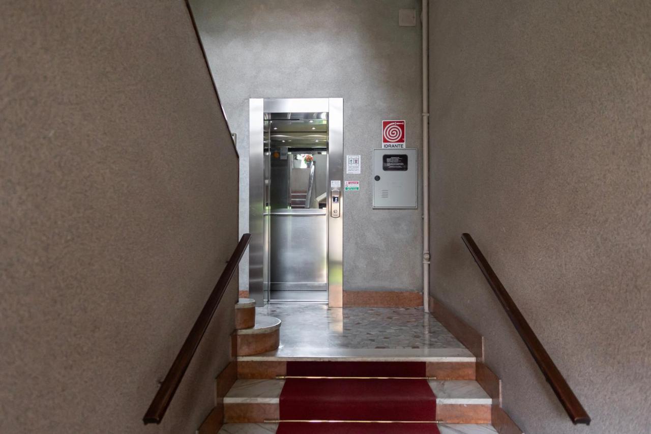 Apartamento Elegante Bilocale In De Angeli - Piazzale Siena Milán Exterior foto